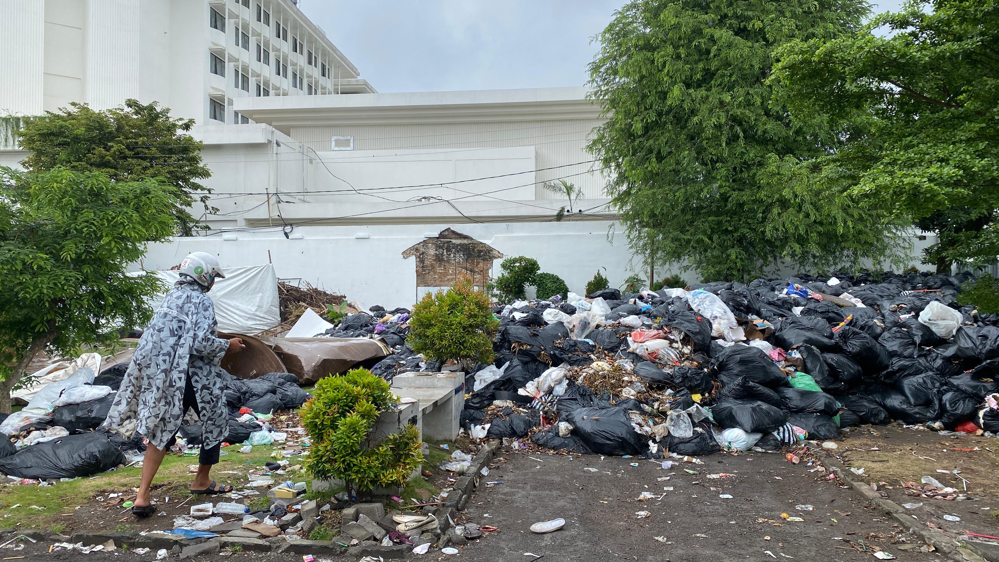 Tumpukan sampah yang menggunung di lokasi bekas Teras Malioboro 2, Senin (17/2/2025).