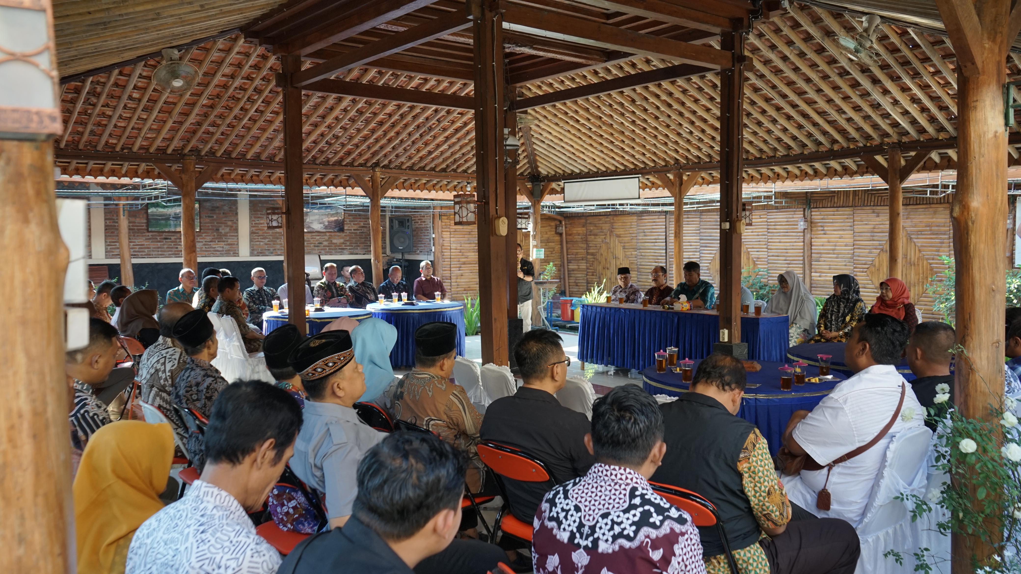 PAMIT: Agung dan Ambar berpamitan dengan SKPD untuk menjalani prosesi pelantikan.&nbsp;