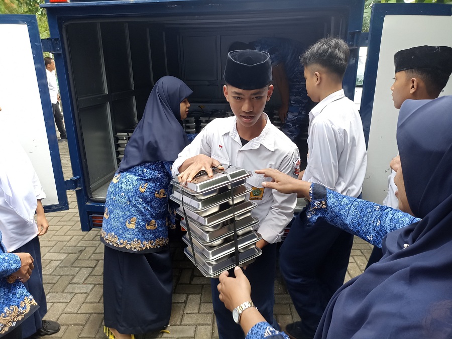 Siswa MTsN 9 Bantul menyantap menu makanan program makan bergizi gratis (MBG), Senin (17/2/2025).