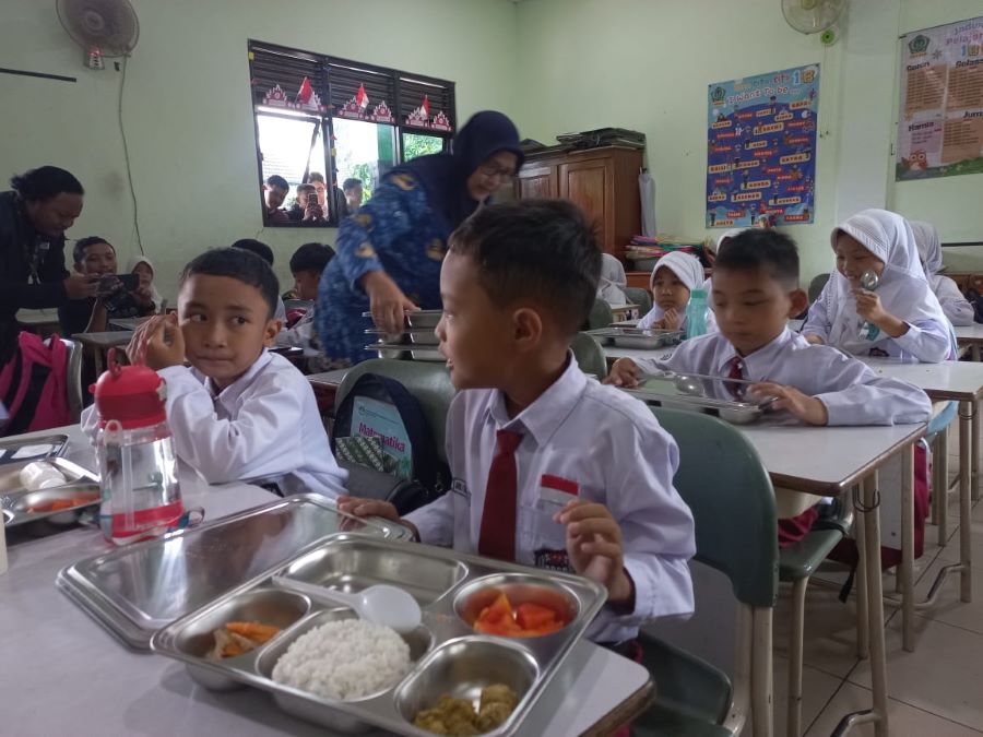 Antusisas siswa menerima makan bergizi gratis di SD Negei 1 Wonosari, Gunungkidul, Senin (17/2).