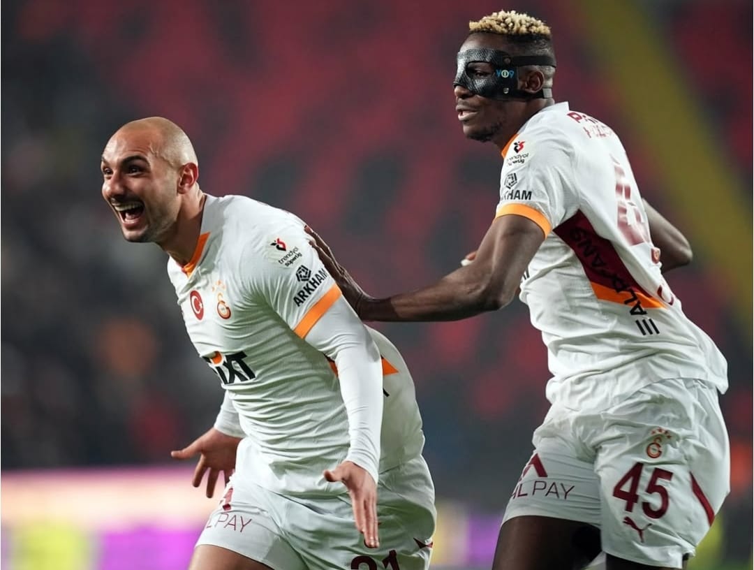Pemain Galatasaray Ahmed Kutucu dan Victor Osimhen