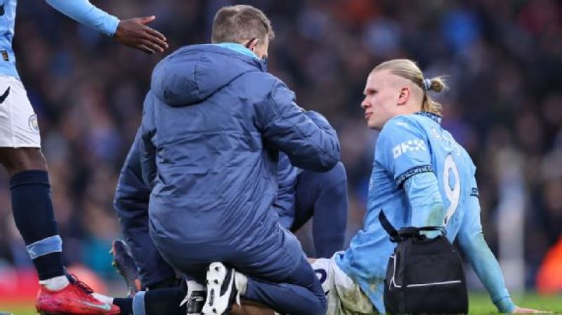 Erling Haaland dibantu tim medis dalam kemenangan 4-0 Manchester City atas Newcastle United (Robbie Jay Barratt - AMA/Getty Images)