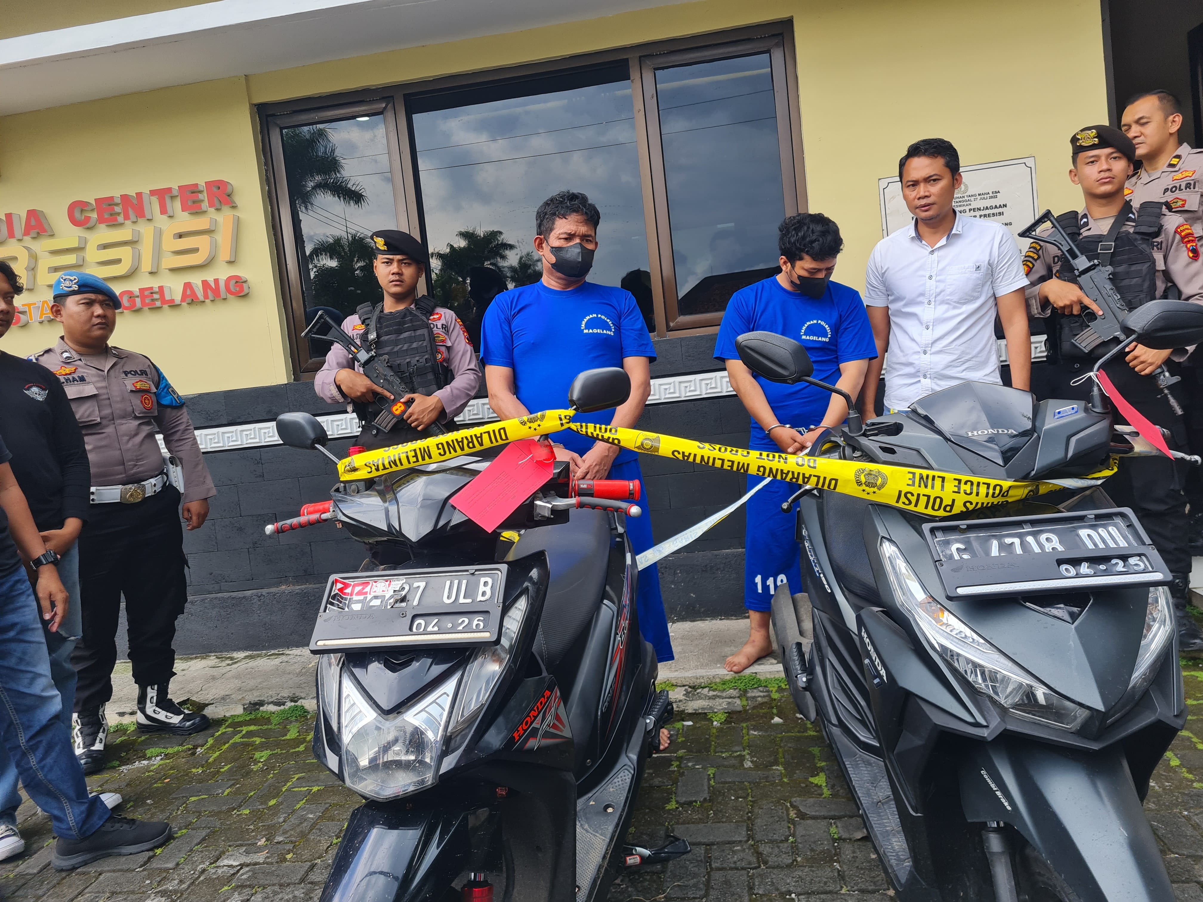 &nbsp;  DITANGKAP: Dua dari lima pelaku pencurian berkedok ban kempis ditahan di Mapolresta Magelang.