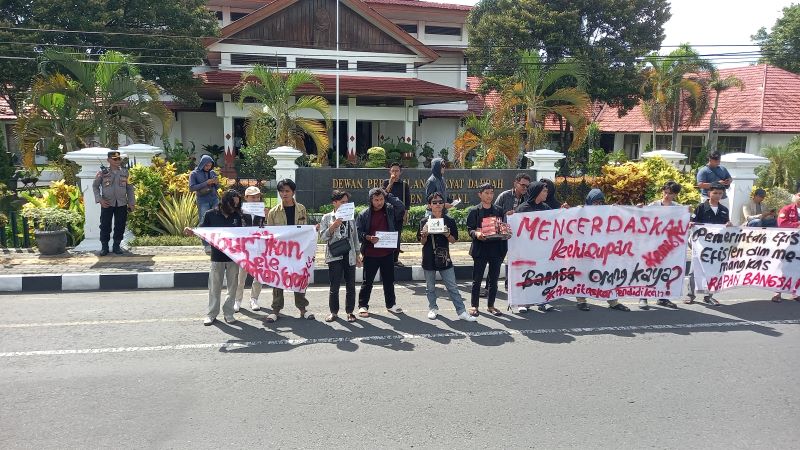 SUARAKAN ASPIRASI: Belasan mahasiswa saat menyampaikan orasi terkait program MBG di depan gedung DPRD Bantul Selasa (18/2).