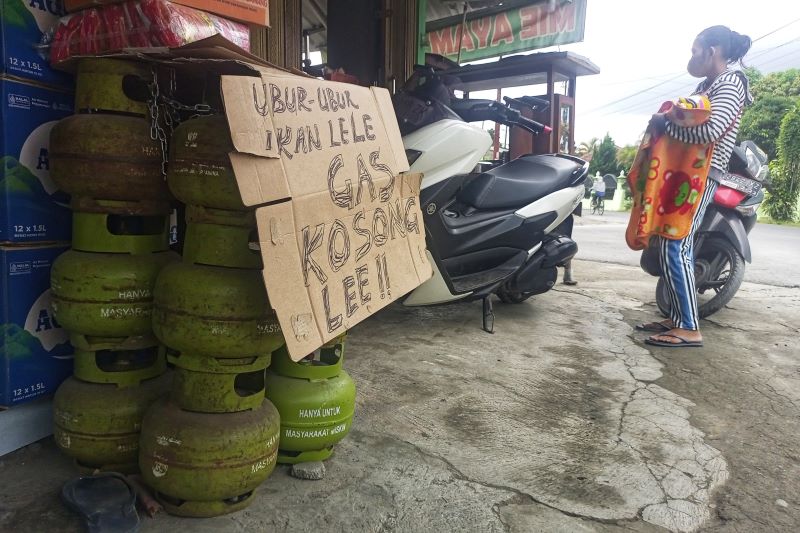 Persediaan gas elpiji 3 Kg terpantau kosong di salah satu kios di kawasan Trihanggo, Gamping, Sleman, Selasa (18/2)