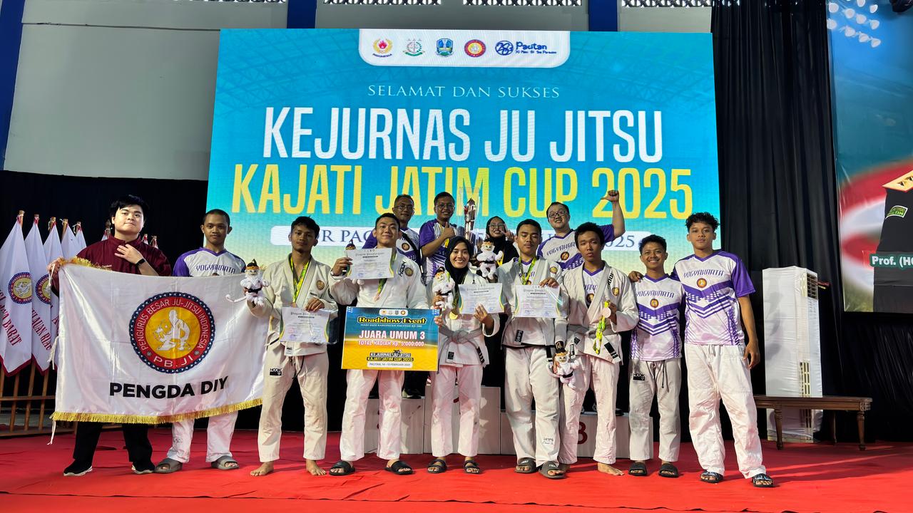 Para Atlet Ju Jitsu DIJ saat menaiki podium juara di ajang Ju Jitsu Kajati Jatim Cup 2025
