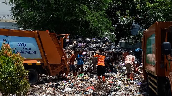 MULAI DIANGKUT: Aktivitas evakuasi timbunan sampah di bekas lahan Teras Malioboro 2 oleh petugas DLH Kota Jogja Selasa (18/2).