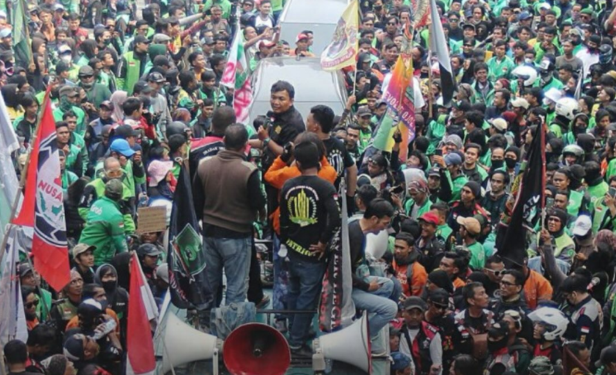 Ribuan ojol tuntut hak tunjungan hari raya lebaran.