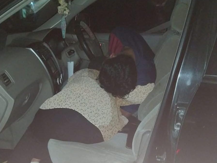 TAK BERNYAWA: Warga Salam menemukan pasutri asal Sleman yang meninggal di dalam sebuah mobil.&nbsp;
