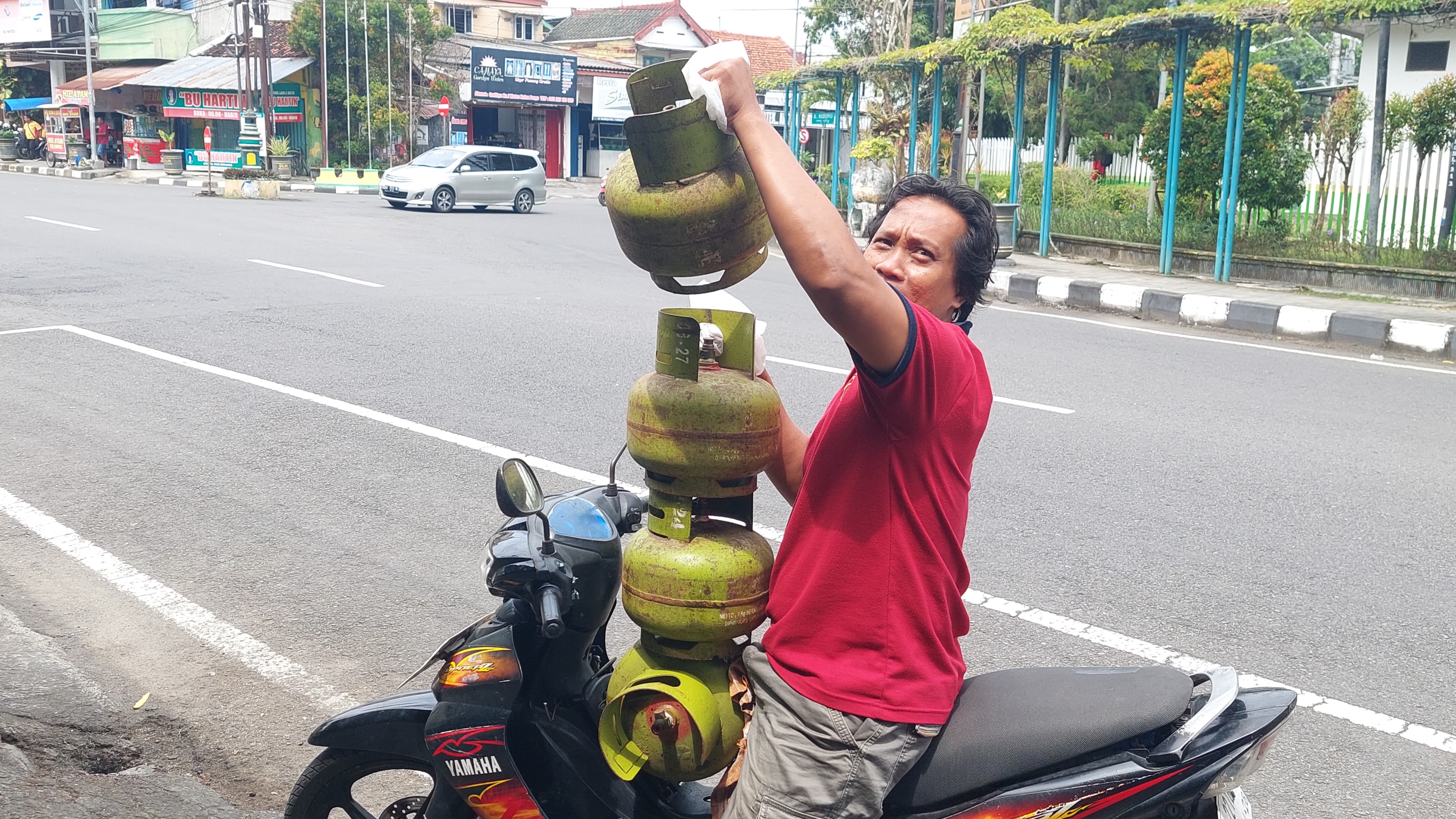 MENUMPUK: Pembeli LPG 3 KG menukarkan tabung gas yang telah kosong.&nbsp;