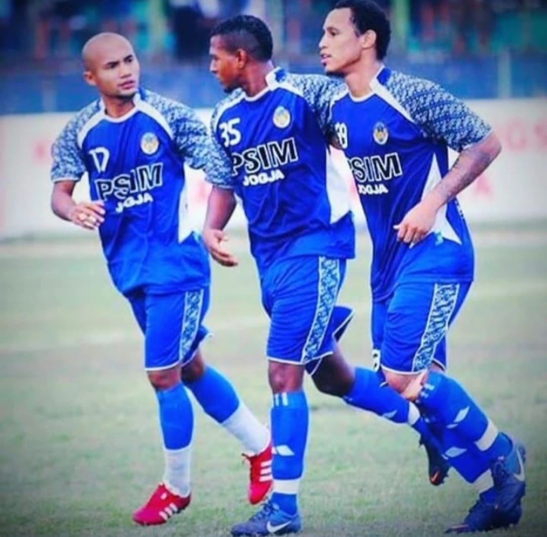 M. Irfan (kiri) saat masih bermain dengan PSIM Jogja