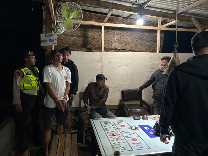 TKP: Petugas gabungan Polres Bantul melakukan penggerebekan lokasi perjudian di Padukuhan Sonopakis Kidul, Ngestiharjo, Kasihan, Bantul, Minggu (16/2) malam.