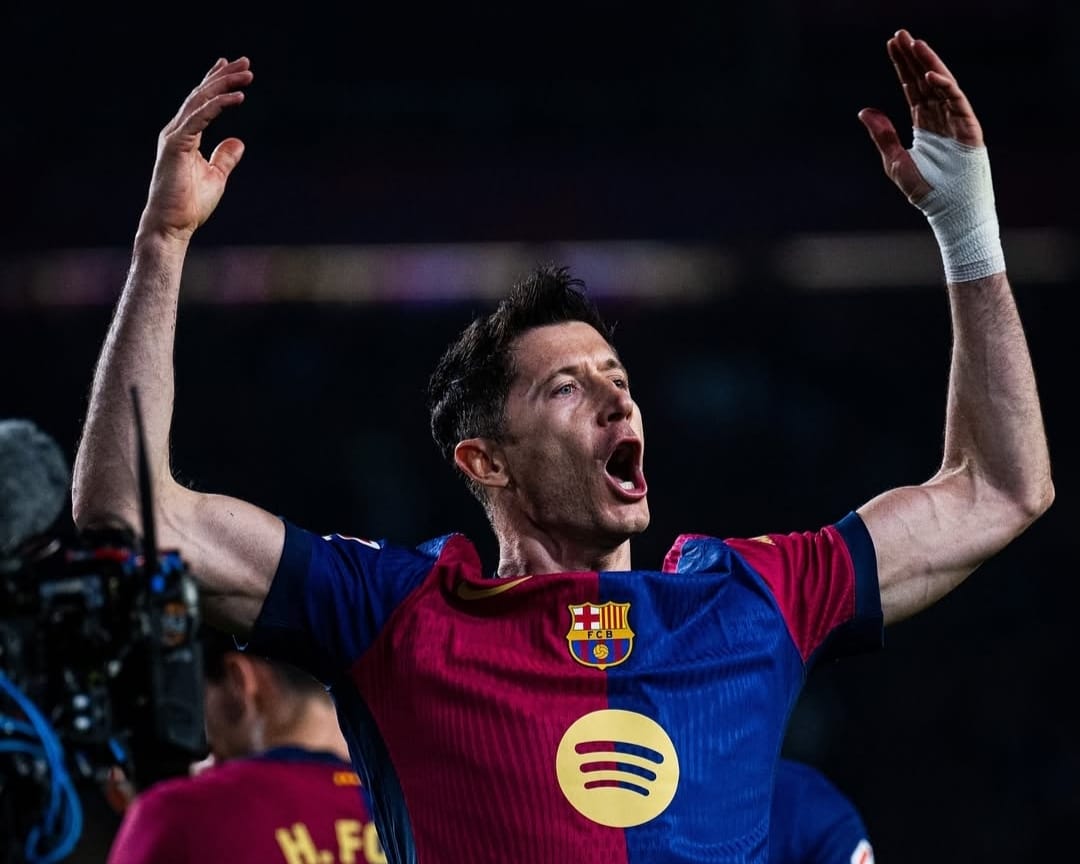 Selebrasi Robert Lewandowski usai mencetak gol kemenangan Barcelona atas Rayo Vallecano untuk kuasai puncak klasemen