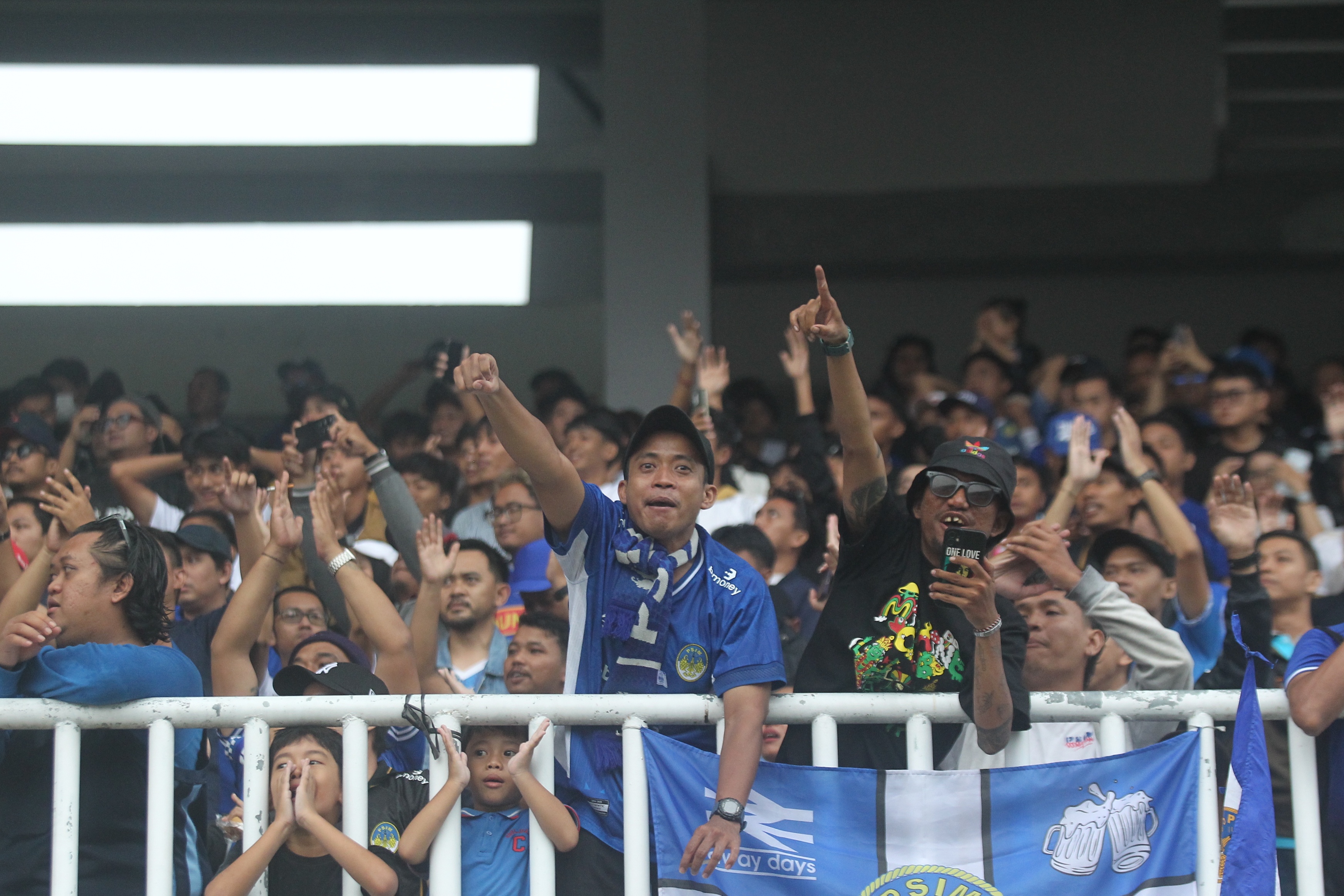 Pendukung PSIM Jogja memadati Stadion Mandala Krida Jogja