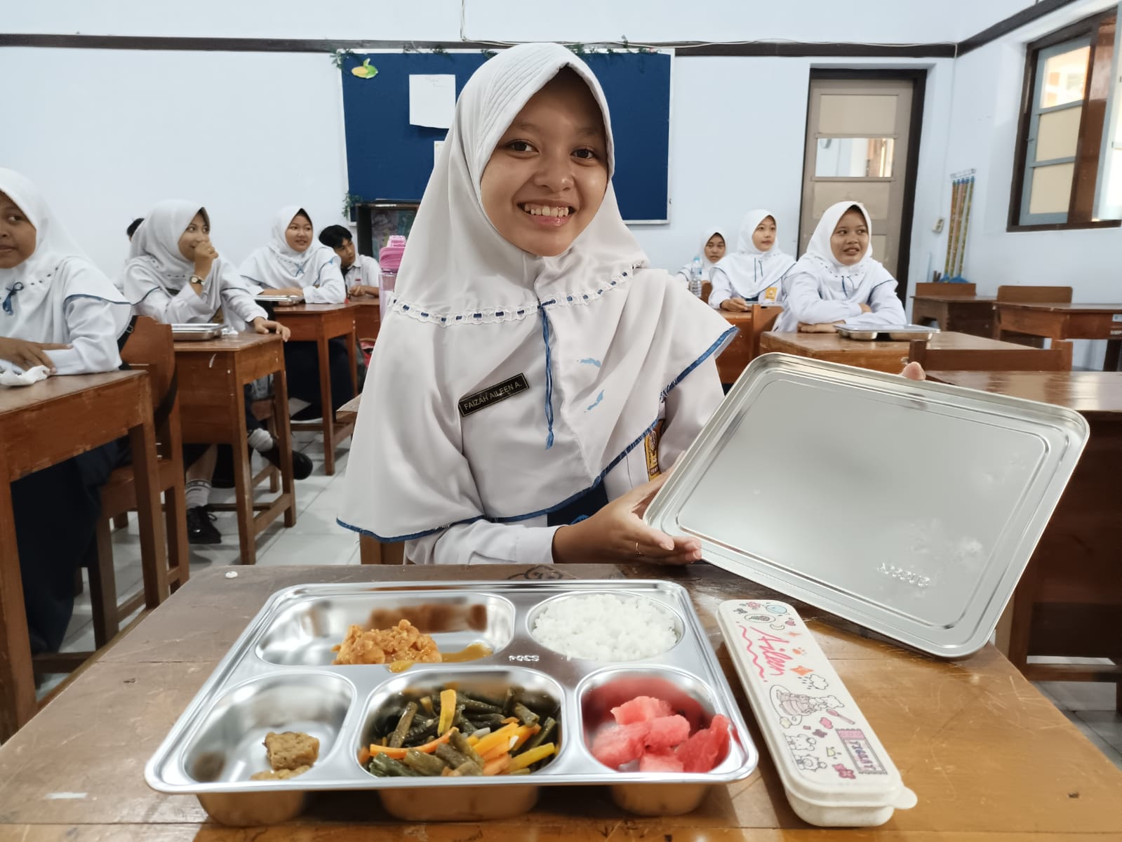 SIAP SANTAP : Siswa SMPN 1 Kebumen siap menikmati hidangan dari program Makan Bergizi Gratis (MBG).