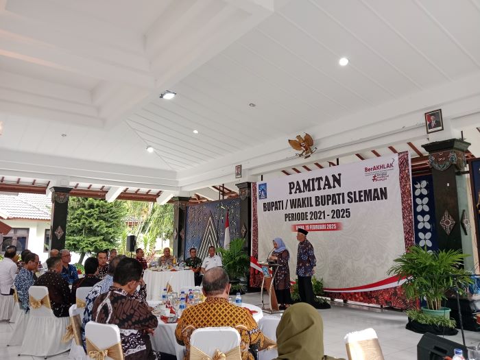 UNDUR DIRI: Kustini Sri Purnomo saat berpamitan dari jabatannya sebagai bupati Sleman periode 2021-2025 di depan jajaran pegawai Pemkab Sleman Rabu (19/2).