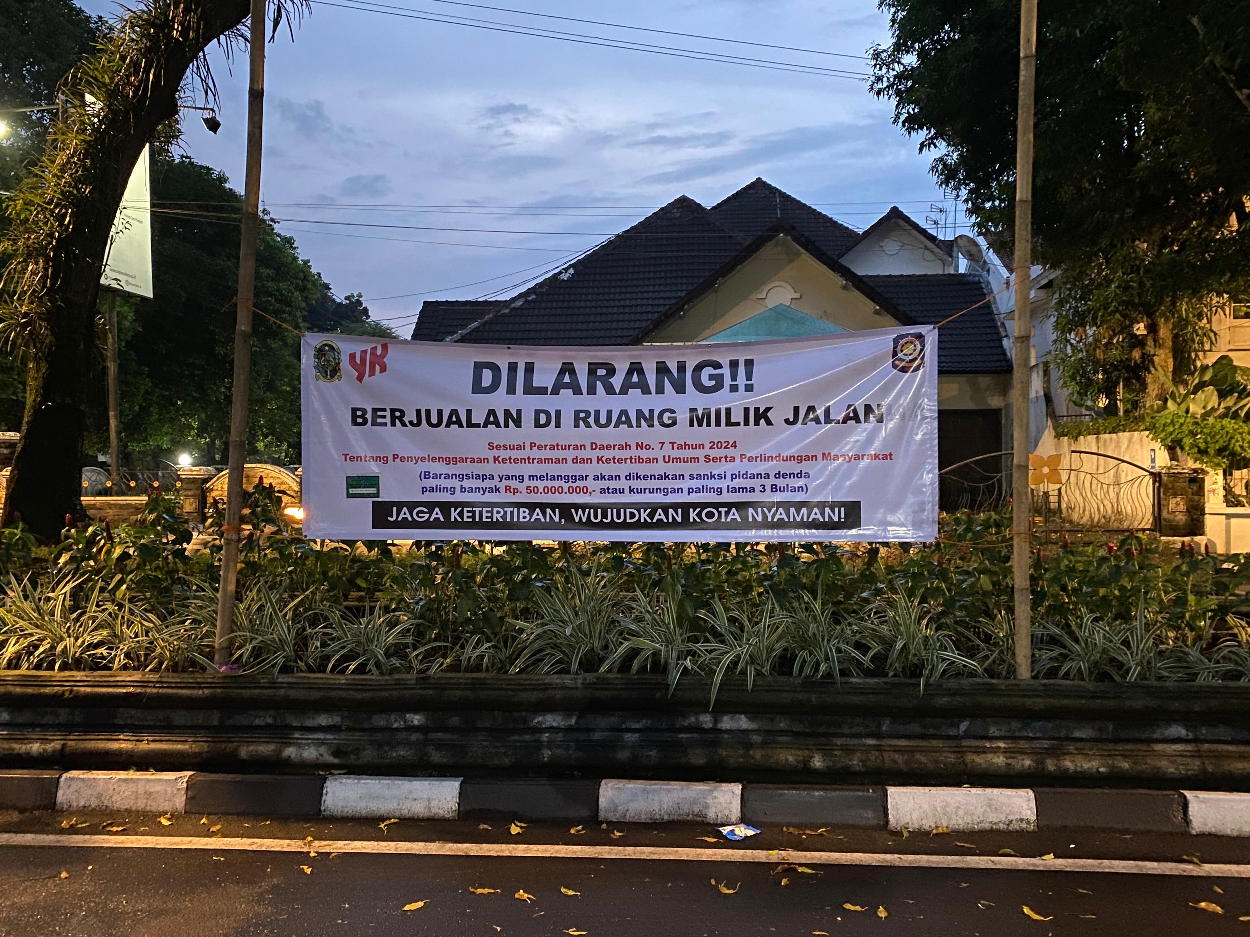 DITINDAK: Spanduk larangan berjualan di ruang milik jalan dari Satpol PP Kota Jogja di Jalan Merbabu, Kotabaru, Jogja, kemarin (19/2).
