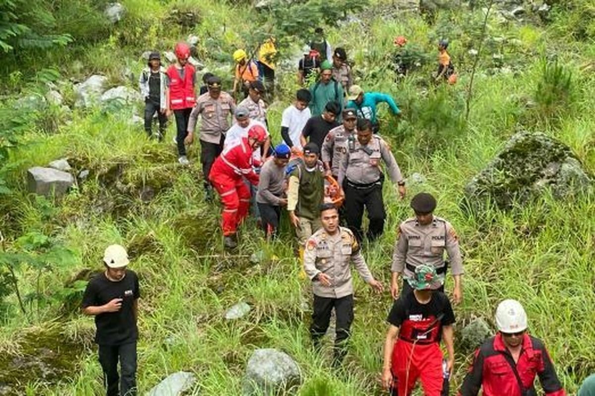 Proses evakuasi mahasiswa UNY, GGS (24) yang terjatuh ke jurang Kawasan Taman Nasional Gunung Merapi Desa Balerante, Kecamatan Kemalang, Kabupaten Klaten, Jateng, Selasa (18/2/2025)