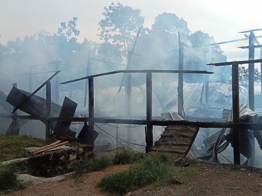 Petugas damkar berupaya memadamkan api yang membakar habis sebuah kandang di Padukuhan Daguran Kidul, Kalurahan Beji, Ngawen, Gunungkidul, Rabu (19/2).