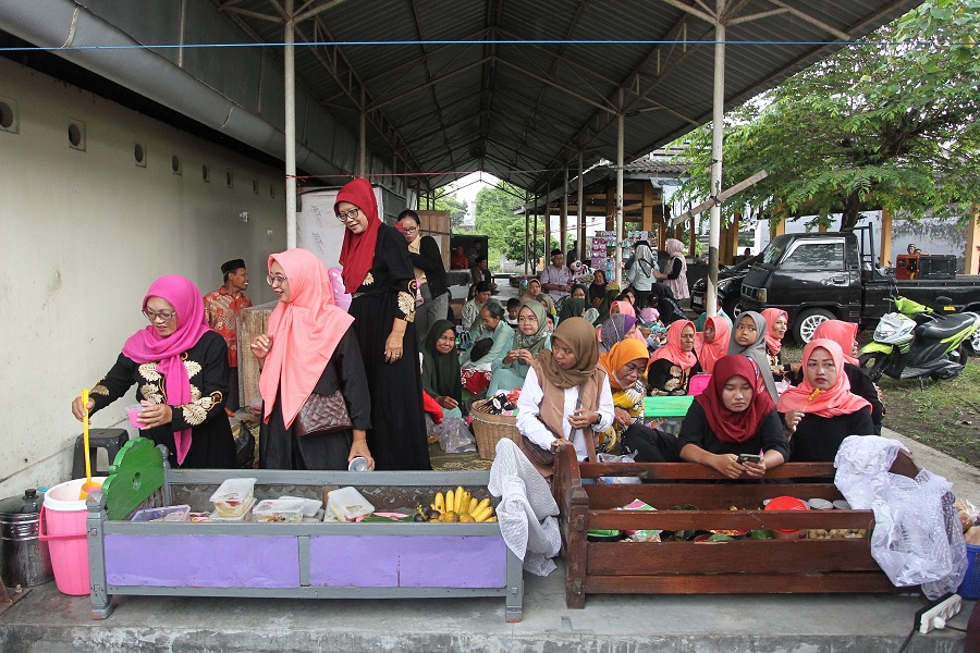 Warga makan bersama dalam tradisi Nyadran Pasar, di Pasar Wonosari, Wedomartani, Ngemplak, Sleman, Rabu (19/2/2025).
