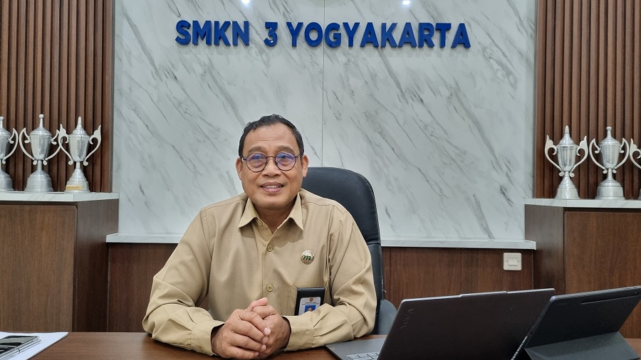 HEADSHOT: Kepala Sekolah SMKN 3 Jogjakarta Widada. Dia telah mengabdi di dunia pendidikan selama lebih dari 30 tahun dan menekuni bisnis ATK saat ini.