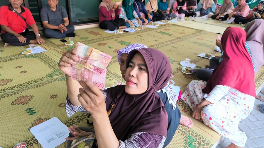 SERIUS: Tim KKN PPM UMBY mengedukasi para pedagang pasar Niten seputar bahaya peredaran uang palsu dan pinjol.