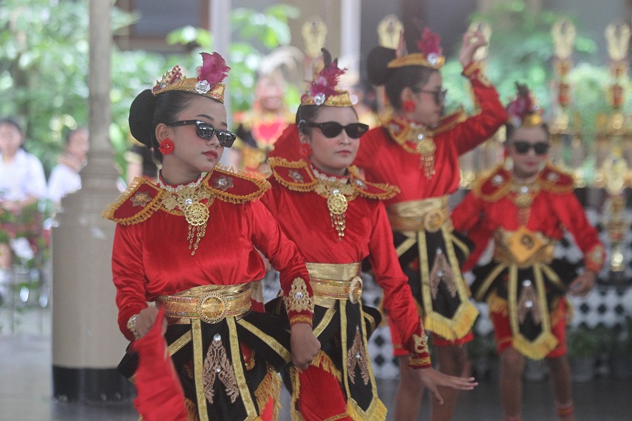 Sejumlah siswi tingkat sekolah dasar mengikuti lomba tari kreasi baru yang diadakan di SMP Stella Duce 2, Kota Jogja, Kamis (20/2/2025).