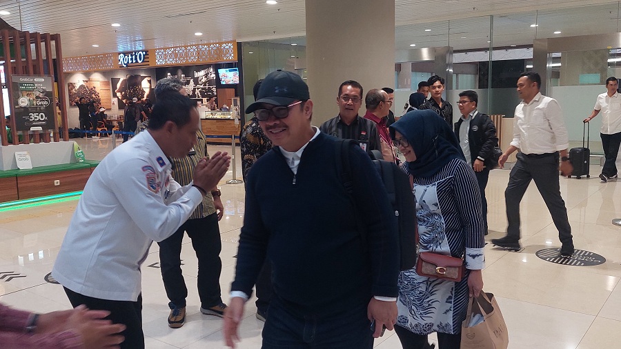 KEDATANGAN: Bupati Kulon Progo Agung Setyawan dan Wakilnya Ambar Purwoko disambut meriah dengan tarian saat tiba di YIA, Kamis (20/2/2025).