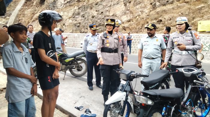 Polisi menindak pengendara yang menggunakan knalpot brong di Jalan Hargomulyo-Watugajah, Gedangsari, Gunungkidul.