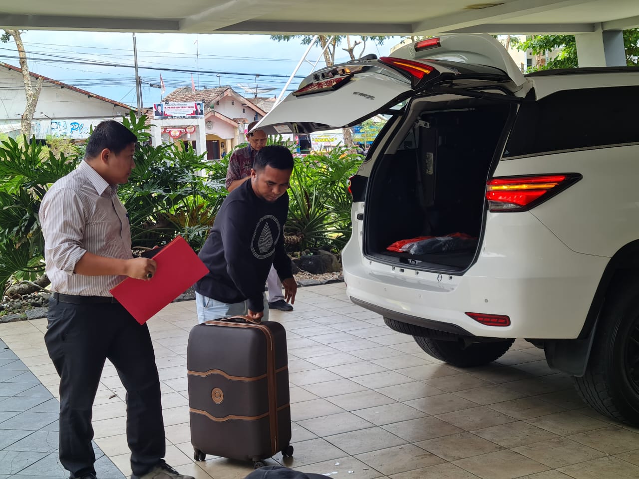 Sejumlah ajudan kepala daerah tampak menurunkan koper dan barang lain di kompleks Borobudur International Golf & Country Club Magelang, Kamis (20/2/2025).