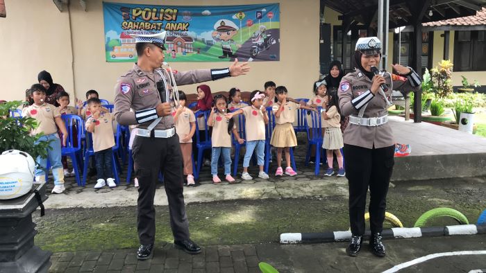 ANTUSIAS: Anak PAUD memperhatikan peragaan personel kepolisan di halaman Mapolsek Sentolo Kamis (20/2).