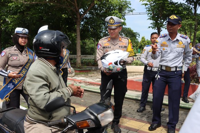 APRESIASI: Untuk pengendara yang tertib lalu lintas, Polres Bantul memberikan hadiah berupa helm gratis.