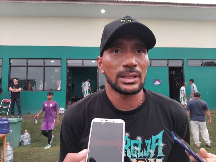 Manajer tim PSS Sleman Leonard Tupamahu