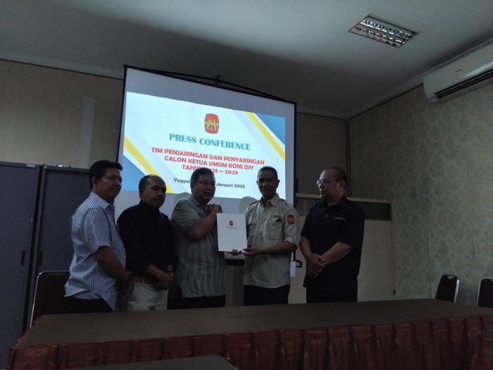 TAK ADA PEMILIHAN: Ketua tim penjaringan dan penyaringan Musorda KONI DIY Wesley HT menyerahkan surat perubahan status KGPAA Paku Alam X