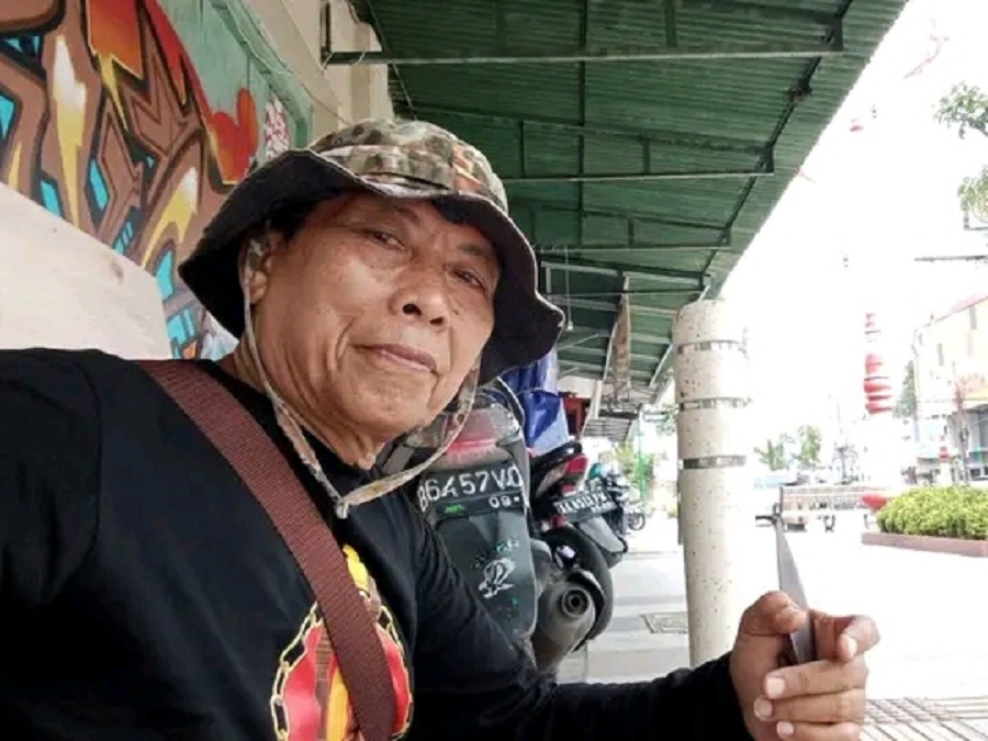 PENUHI JANJI: Mantan Camat Ayah Bambang Priyambodo memenuhi nazar atau janji berjalan kaki dari perbatasan ujung timur hingga barat wilayah Kebumen.