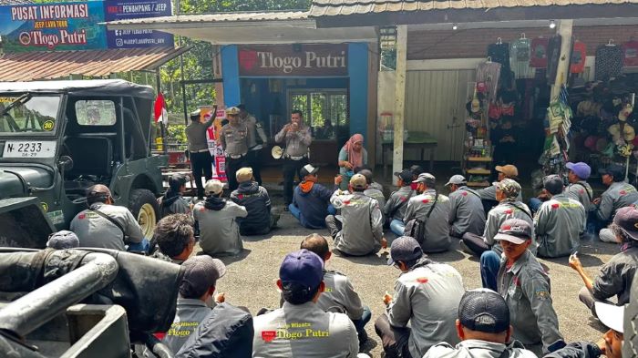 jajaran kepolisian saat memberikan sosialisasi kepada sopir jip di kawasan Merapi