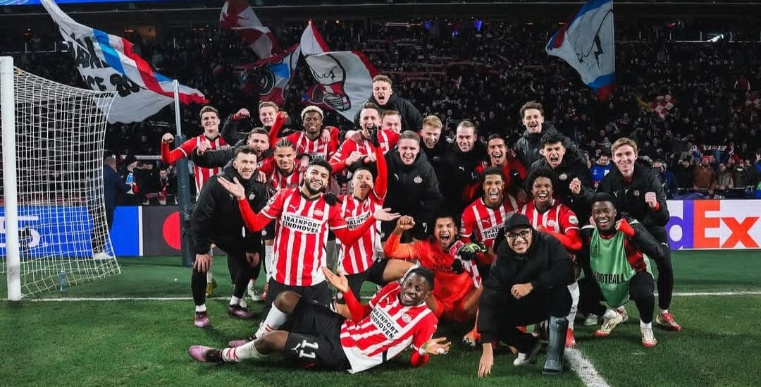 Pemain dan offisial PSV Eindhoven rayakan kelolosan ke babak 16 besar Liga Champions setelah kalahkan Juventus di de Kuip (instagram psv)
