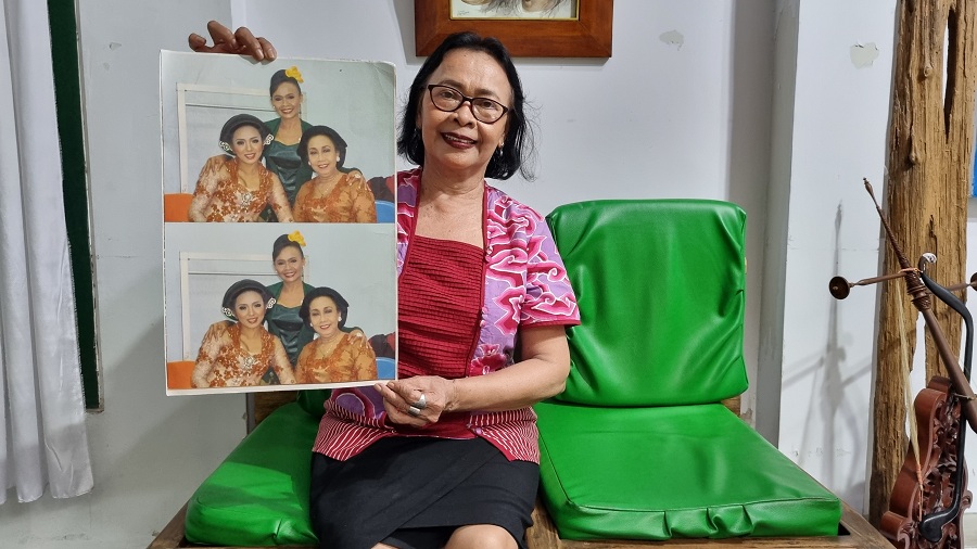 Foto dosen seni tari ISI Jogjakarta Daruni Yutta dan foto-fotonya saat pentas bersama Yu Beruk.