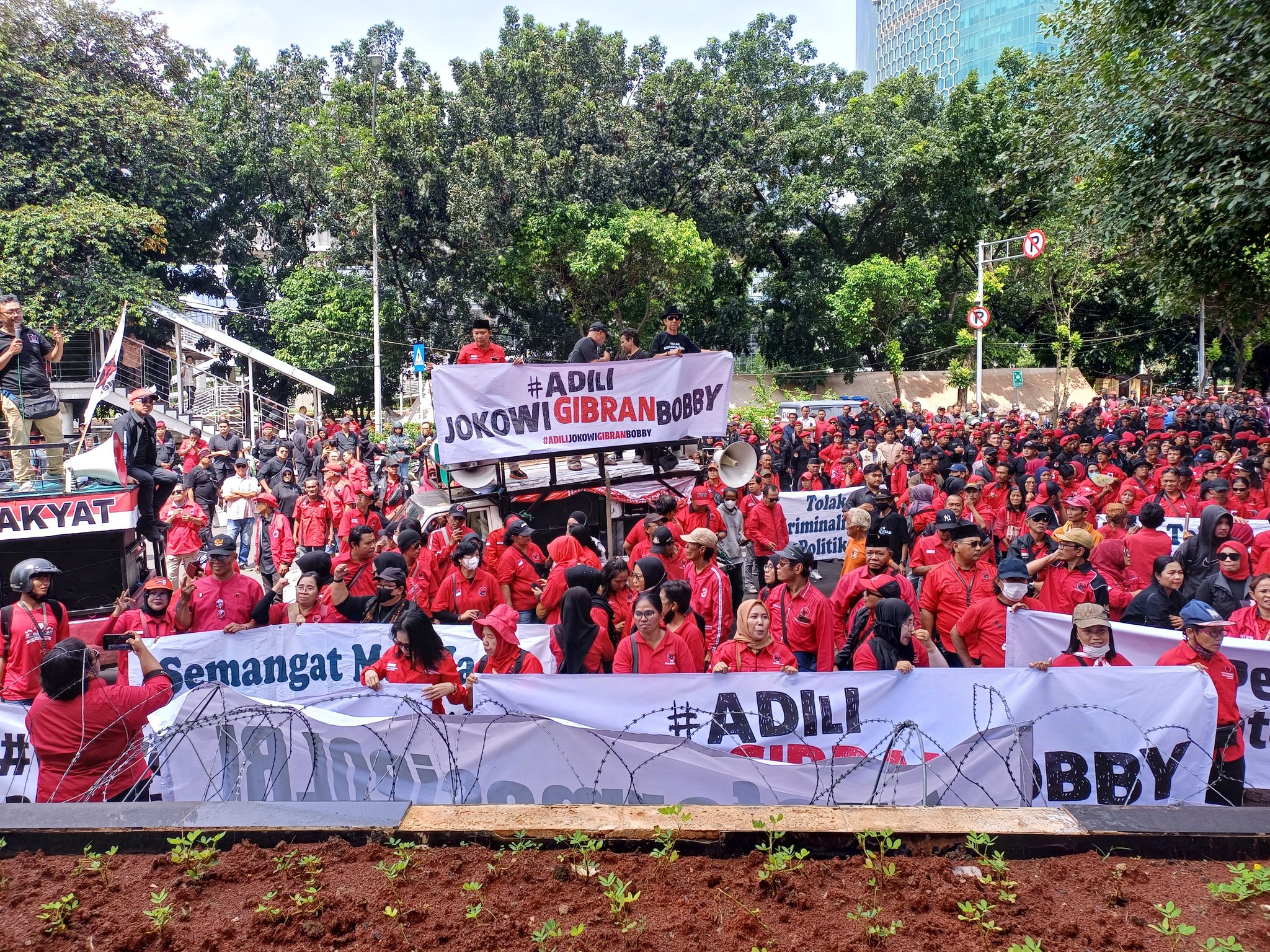 Agenda pemeriksaan Sekretaris Jenderal PDIP, Hasto Kristiyanto, dalam kasus suap Komisioner KPU serta perintangan penyidikan terhadap Harun Masiku di KPK diwarnai massa simpatisan PDIP.