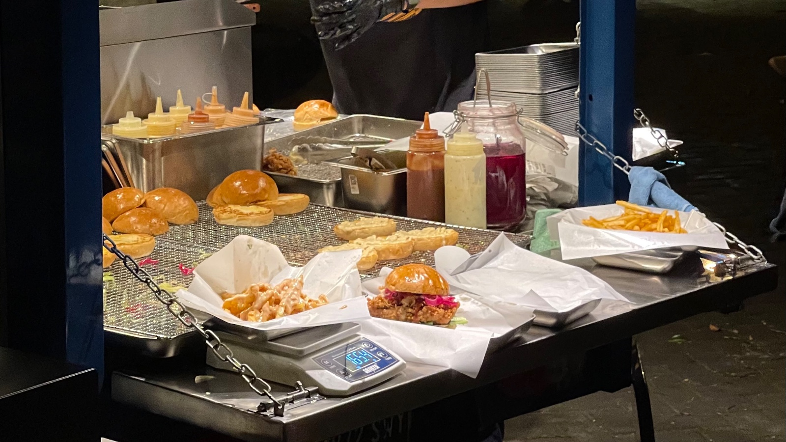 Burger milik pelanggan yang sedang disiapkan di atas bajaj Mohan Burger.  (Dok. Pribadi Adinda Tyas)