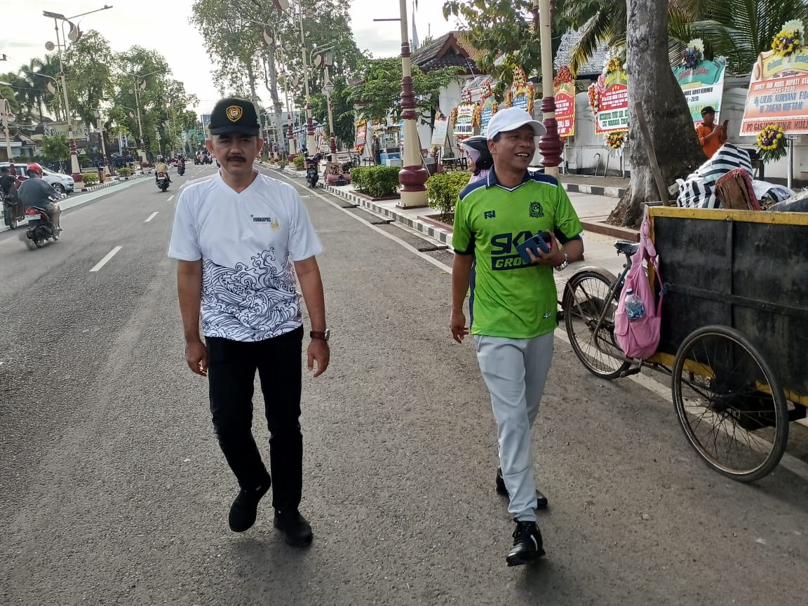 LANGSUNG KERJA : Di awal pertama kerja Wakil Bupati Kebumen Zaeni Miftah berjalan kaki dari rumah dinas menuju kompleks Setda Kebumen, Jumat (21/2).