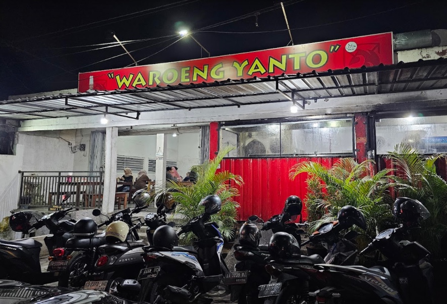 Suasana Malam Yang Ramai di Waroeng Yanto.  (Dok. Google Photo by EL LAZZARO)