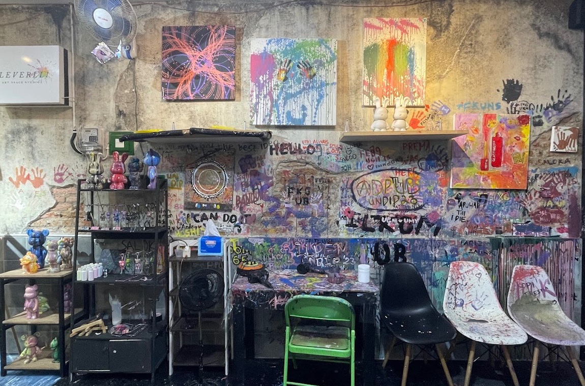 Suasana di dalam Claverlli Art Space.   (Dok. Google Photo by Truly Nugraheni)