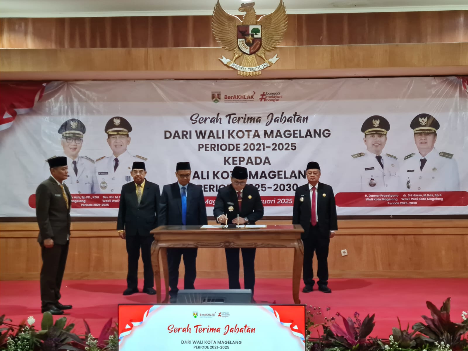 Damar Prasetyono saat menandatangani berita acara serah terima jabatan sebagai wali Kota Magelang di Adipura Kencana, Jumat (21/2/2025).