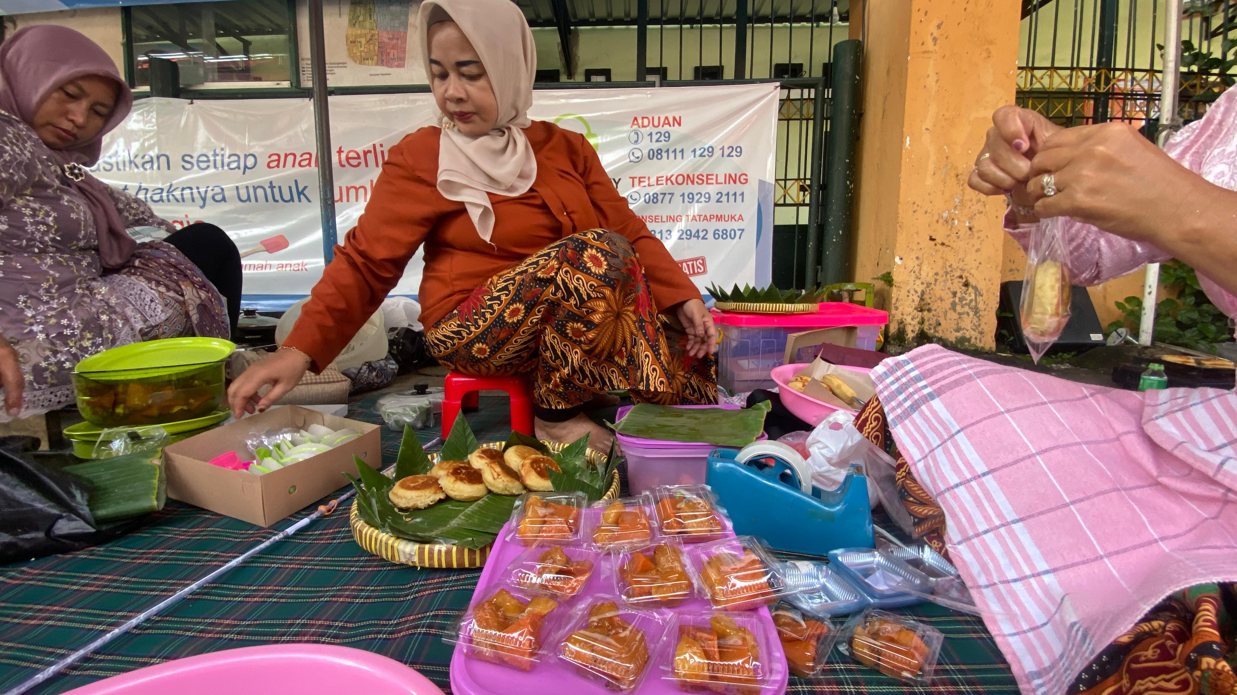 Warga Sosromenduran, Gedongtengen, Jogja dan sekitarnya menggelar tradisi Ublak Jladren yang merupakan bagian dari upacara adat Apeman di Jalan Sosrowijayan, Gedongtengen, Jogja, Jumat (21/2/2025).