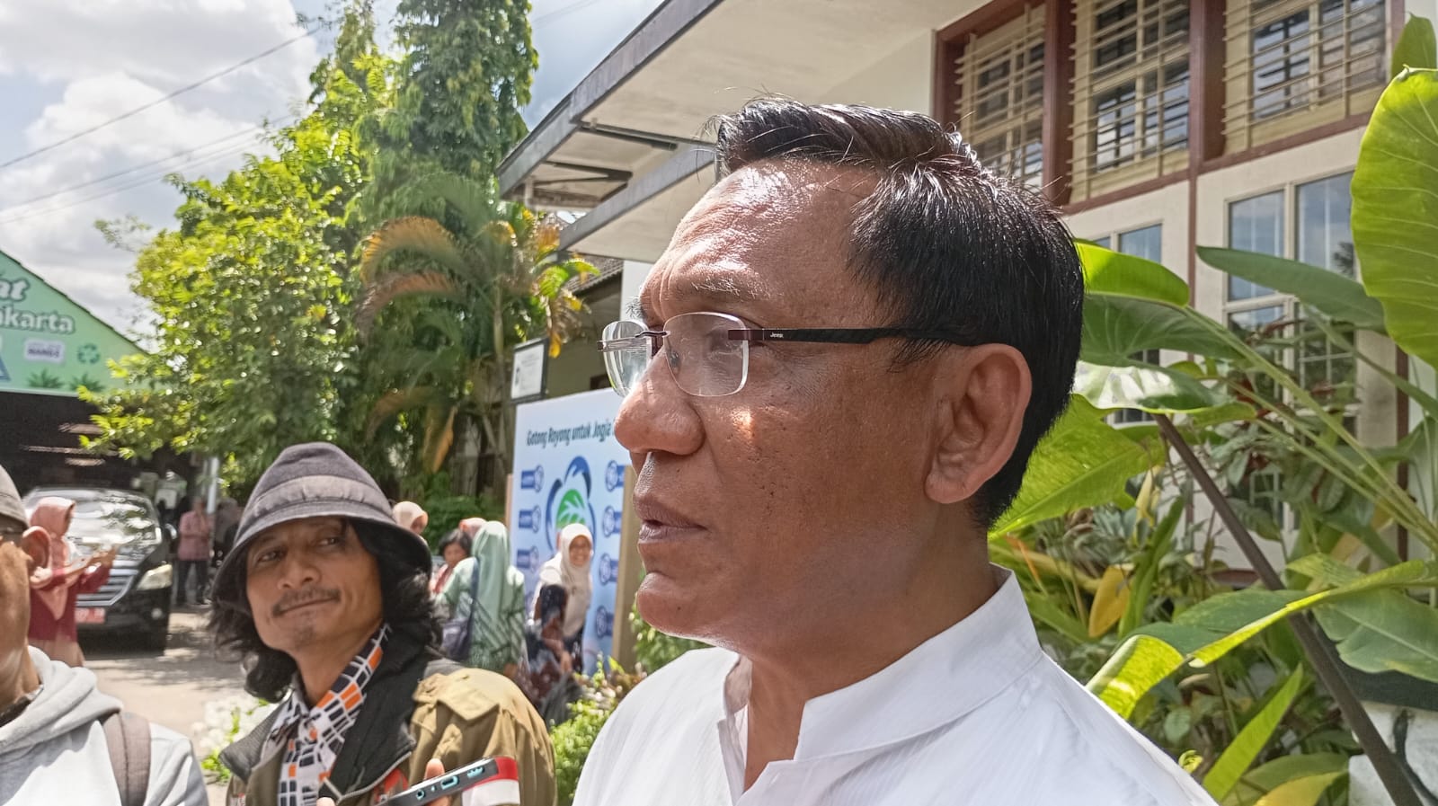 Wakil Wali Kota Jogja Wawan Harmawan saat menyampaikan keterangannya tentang penataan street coffee di kawasan Kotabaru, Jumat (21/2/2025).