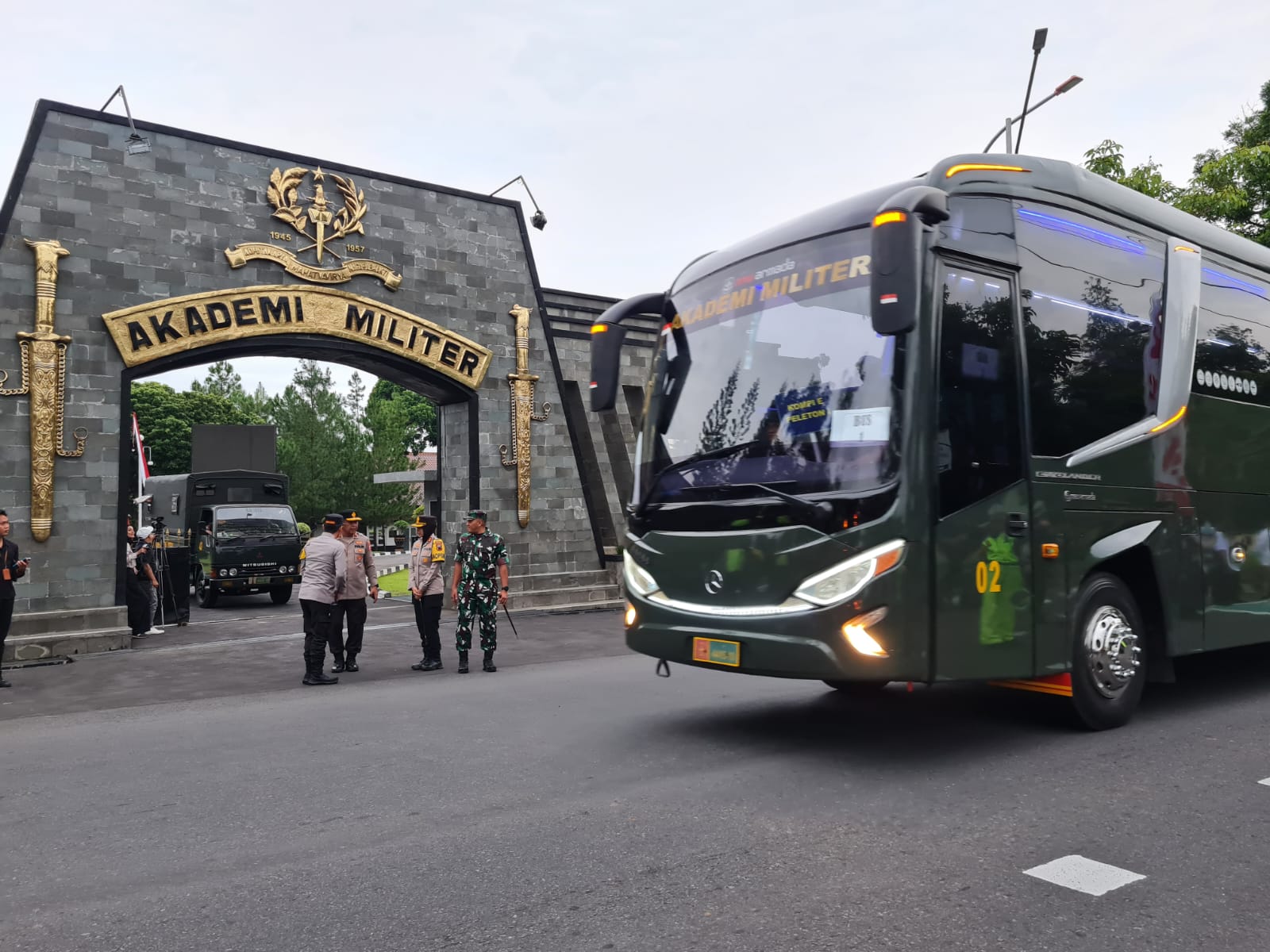ombongan bus yang mengangkut ratusan kepala daerah menuju lokasi retret di kompleks Borobudur Internat