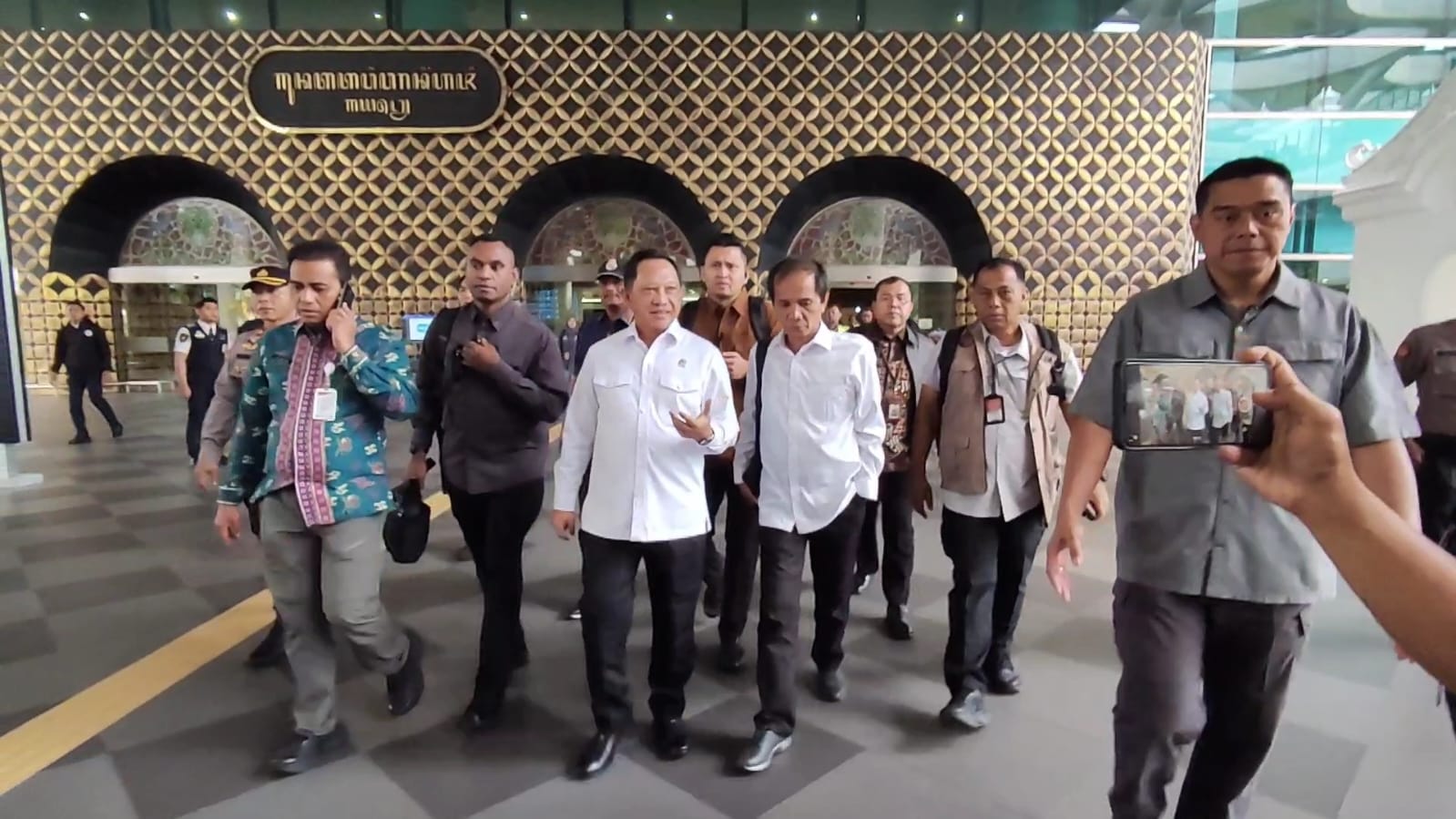 KEDATANGAN: Gubernur Sumatera Utara tiba di Bandara YIA, Jumat (21/2/2025).&nbsp;