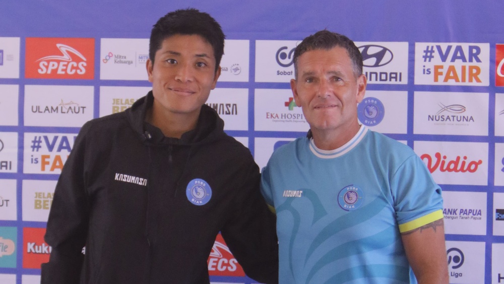 Pelatih PSBS Biak, Marcos Guillermo Samso (kanan) didampingi Takuya Matsunaga (kiri) dalam sesi pers prematch BRI Liga 1 kontra Persik Kediri (LIB)
