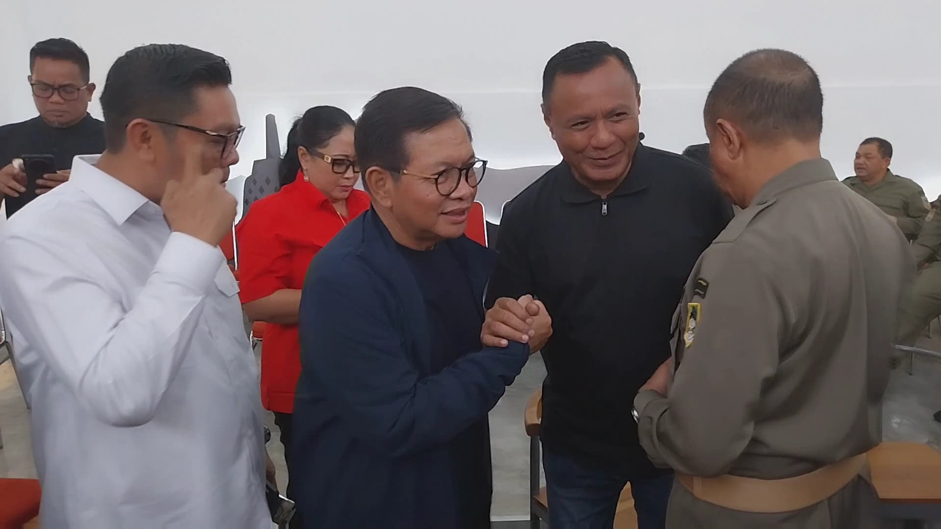 BERKUMPUL: Para kada dari kader PDIP tengah berkumpul di salah satu kafe di Kota Magelang sembari menunggu arahan ketum, Sabtu (22/2/2025).